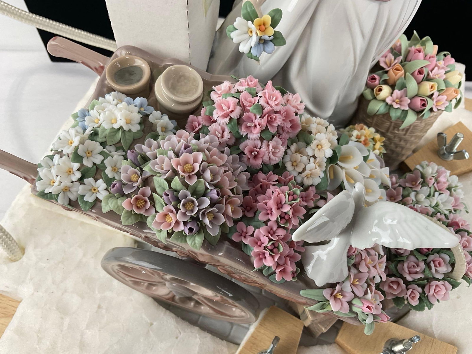 Rare Gorgeous LLADRO Sculpture #010.06809 Flowers For Everyone In Open OG Box , 23x18x18 inches - 3