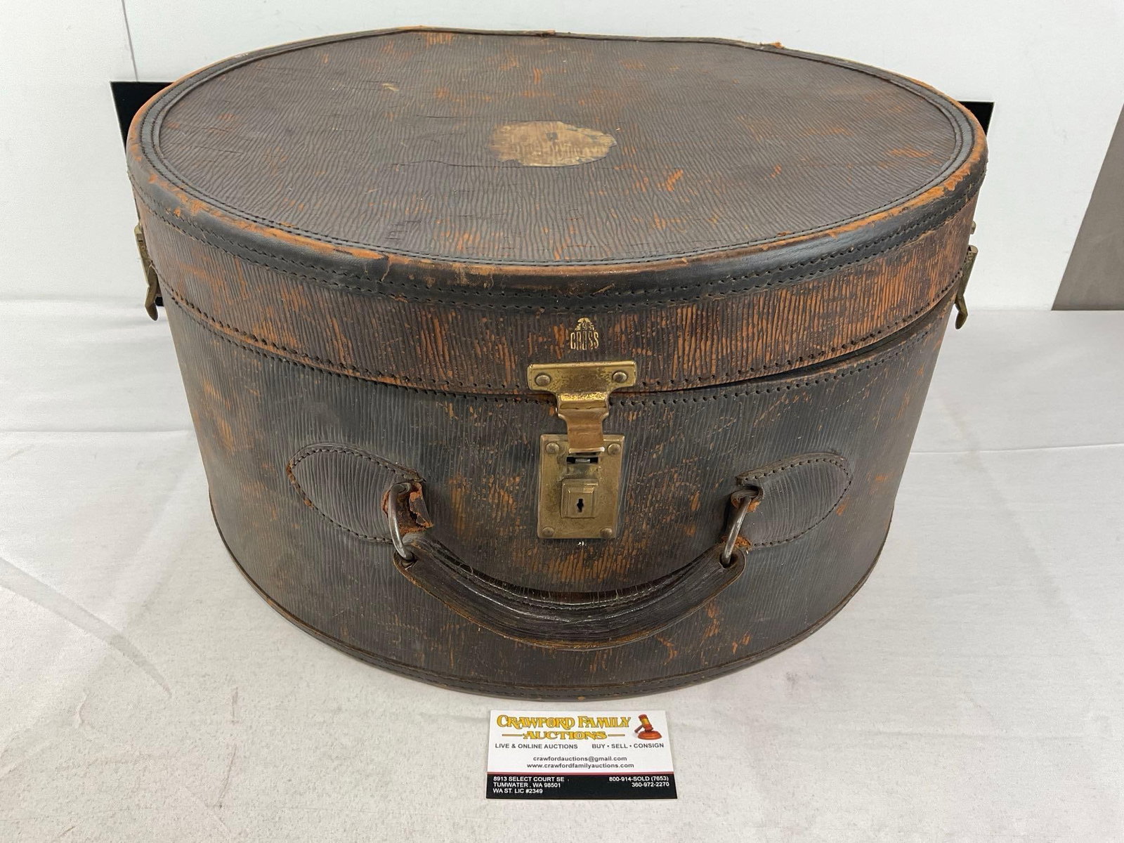 Antique Victorian Hat Box Leather Train Case, w/Brass Latches, approx 11h x 18w x 19d inches: Flaking leather, with scratches and lost finish. See pics for condition. Measures approx 11h x 18w x 19d inches. E-5370