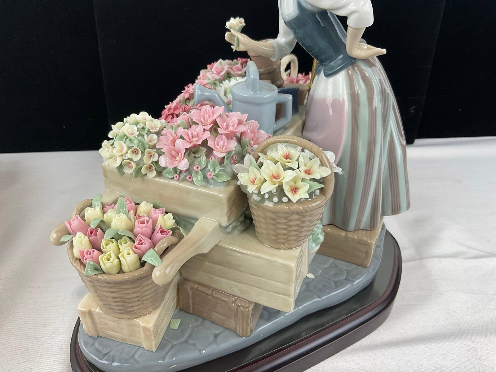 LLADRO Glazed Porcelain Figurine #01454 Flowers of the Season, Issued 1983, in original box - 7