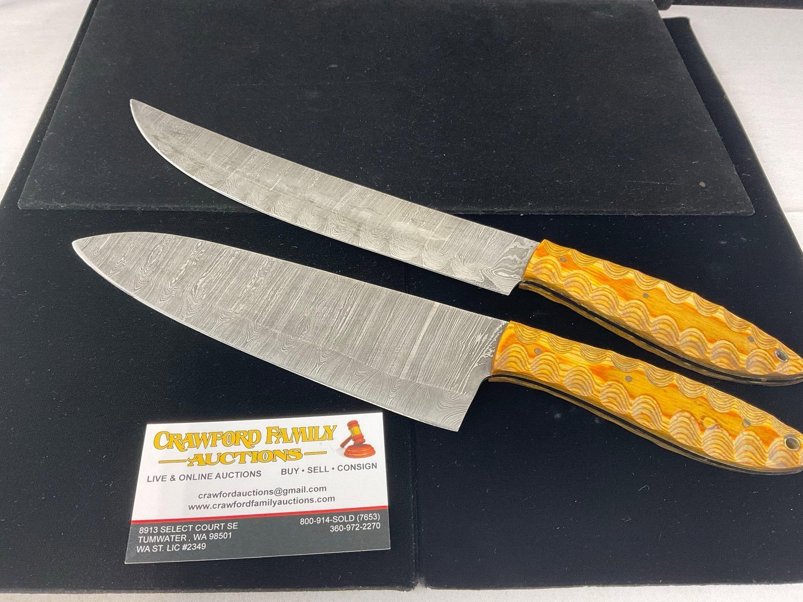 Pair of Damascus Knives, Large Chefs & Carving w/Scalloped Yellow Tinted Wooden Handles: All these knives are from the same collection. See pics for condition. Blade measures approx 9 inches. Measures approx 15h x 4w x 3d inches. E-3440