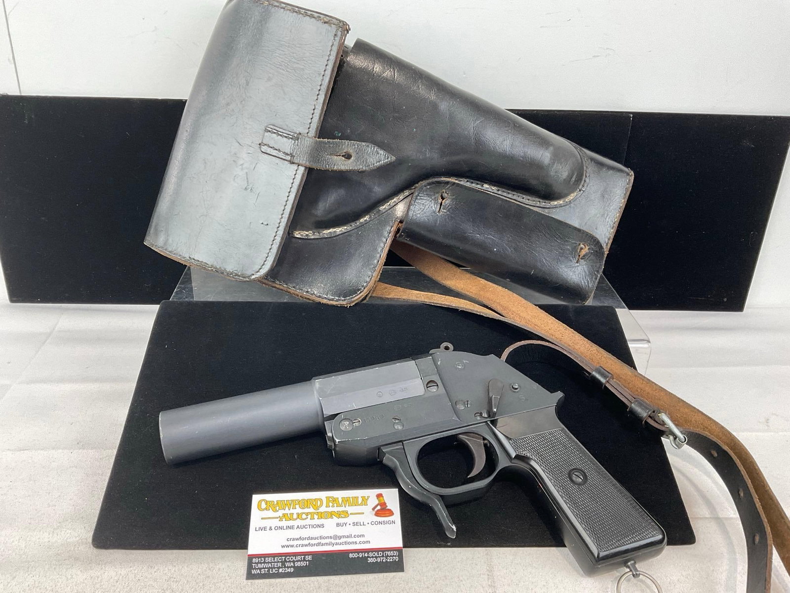1966 East German LP1 Flare Gun, 26.5mm bore, Polymer w/Aluminum Barrel, w/Leather Case/Holster: Appears to be in good shape. The barrel measures approx 6.5 inches. The piece measures approx 11h x 8w x 3d inches. See pics. E-6440