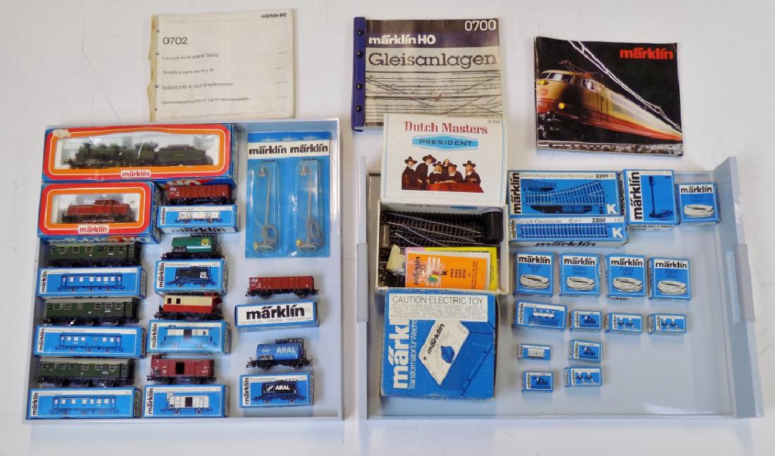 MARKLIN TRAIN LOT: A LOT OF MARKLIN HO TRAINS INCLUDING TRACK, CARS, LOCOMOTIVE, AND ACCESSORIES.
