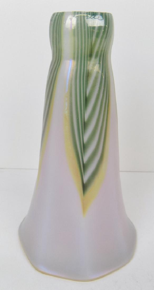 ART GLASS PULLED FEATHER LILY LAMP SHADE: ART GLASS LAMP /LIGHT SHADE SIGNED TIFFANY FAVRILE. MAKER UNCERTAIN. 4-3/4" HIGH