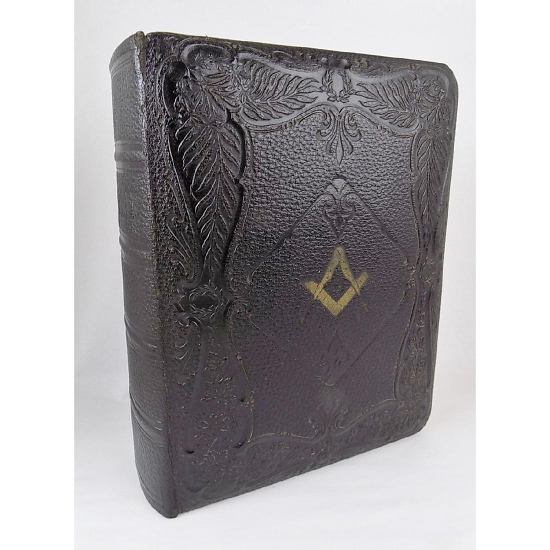 MASONIC PICTORIAL FAMILY BIBLE: A MASONIC PICTORIAL FAMILY BIBLE. DID NOT FINE A DATE. MEASURES 10" X 13". HOLMAN SELF-EXPLANATORY EDITION.