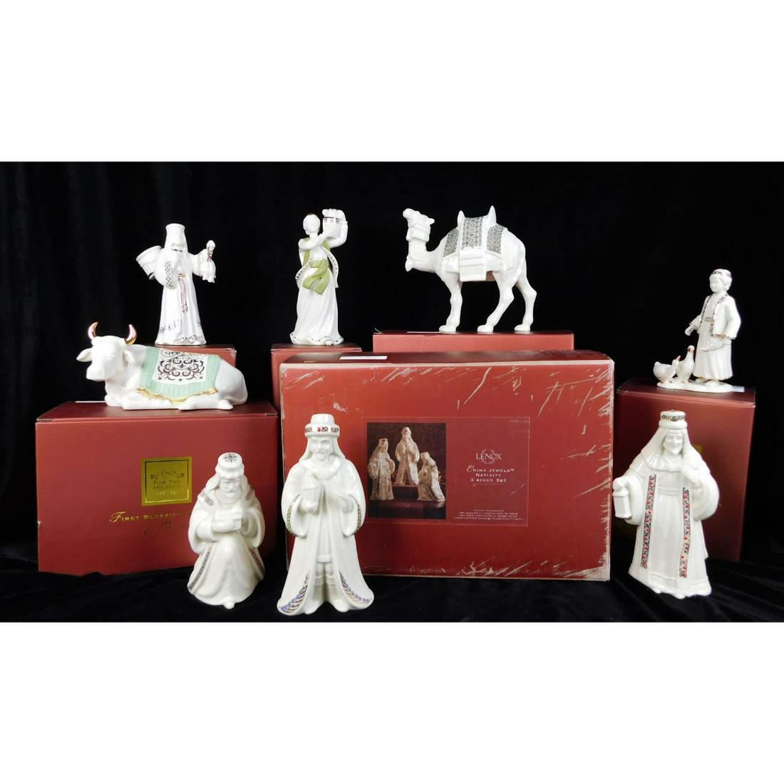 LENOX NATIVITY PIECES WITH BOXES.: A LOT OF LENOX NATIVITY PIECES WITH BOXES. PLEASE SEE PHOTOS. TOTAL OF 8 PIECES IN TOTAL. MEASURES BETWEEN 3.5" AND 6.5"H.