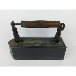 NEW ENGLAND BUTT CO IRON: A NEW ENGLAND BUTT CO. SAD IRON NUMBER 17. ORIGINAL WOODEN HANDLE. MEASURES 10"W X 6.5"H.