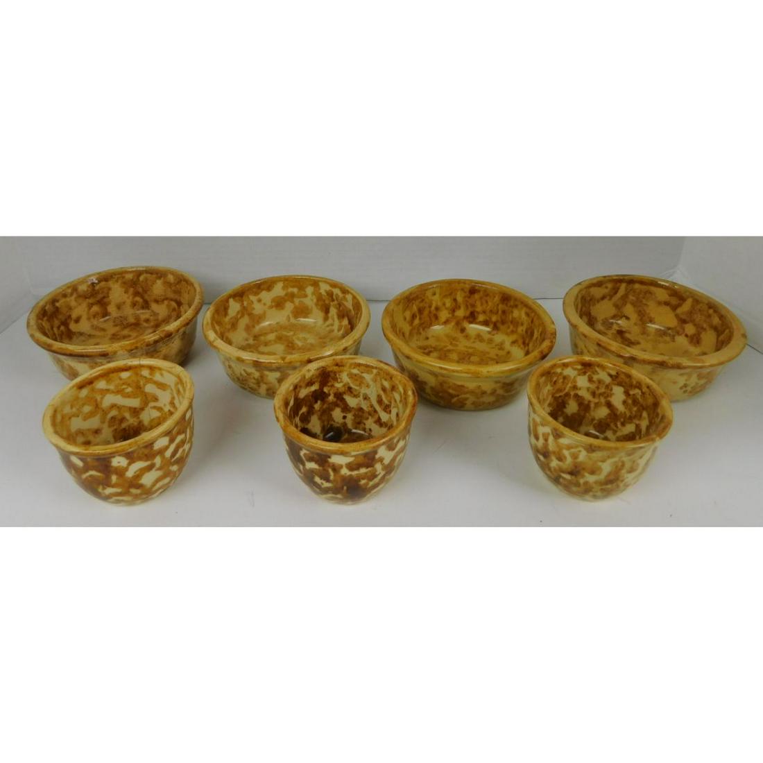 BENNINGTON YELLOWARE CUSTARD BOWLS: A LOT OF BENNINGTON POTTERY YELLOWWARE CUSTARD BOWLS. MEASURES 3 TO 5" DIAMETER AND 2 TO 2.5" TALL.