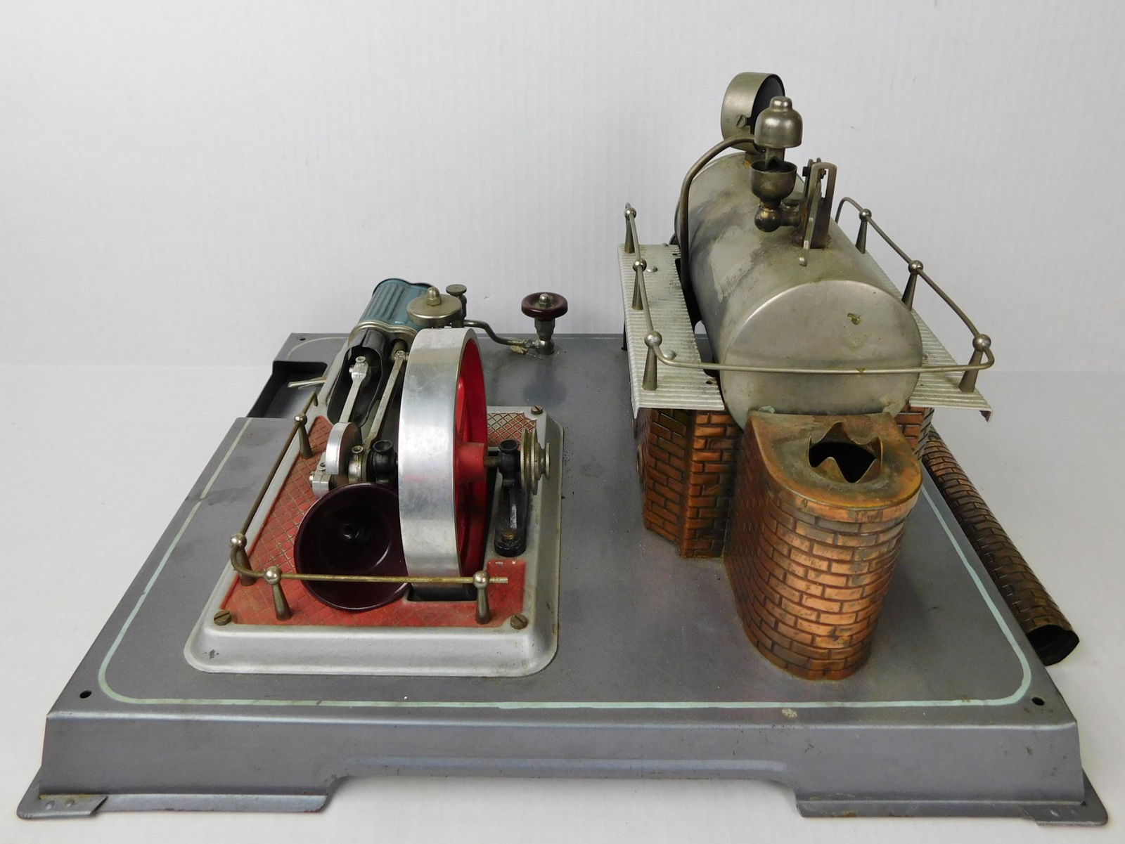 VINTAGE WILESCO STEAM ENGINE: A VINTAGE WILESCO STEAM ENGINE. MEASURES 13" X 11.5" X 8"H.