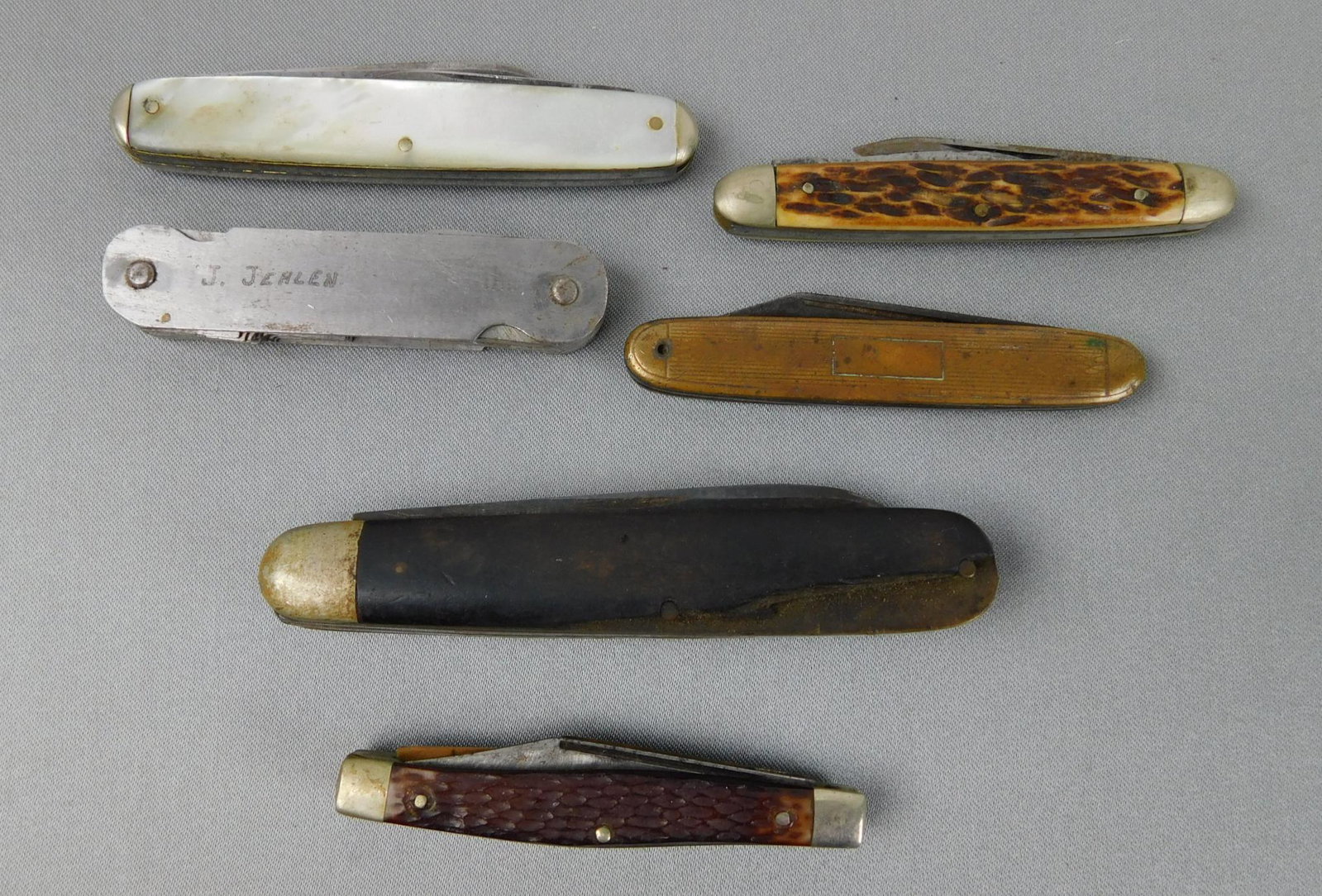 LOT OF SIX ASSORTED POCKET KNIVES: A LOT OF SIX ASSORTED POCKET KNIVES. NAMES LIKE CAMILLUS AND OTHERS. MOTHER OR PEARL AND STAG HANDLES. MEASURES 2" TO 6.5" LONG.