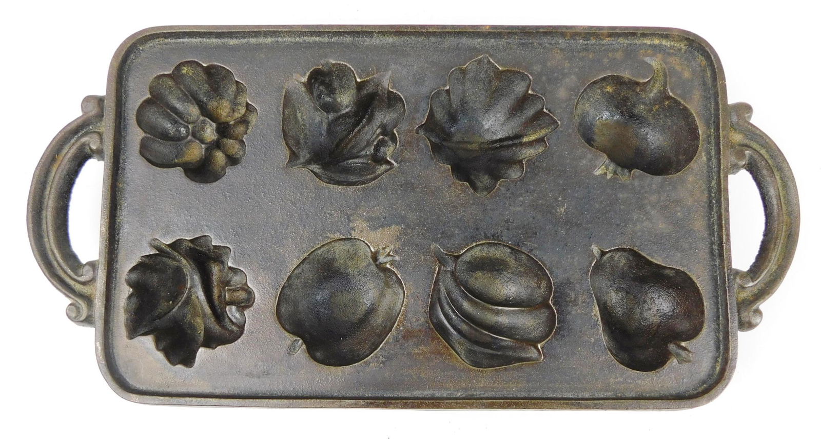 JOHN WRIGHT CAST IRON MOLD: A JOHN WRIGHT CAST IRON CANDY MOLD. CAST IN WRIGHTSVILLE PA. MEASURES 15"L X 7.5"W.