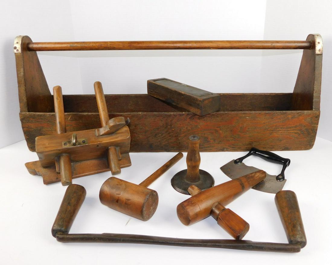 ANTIQUE TOOLS AND CARRIER: A LOT OF ANTIQUE TOOLS AND CARRIER. MALLET, MOLDING PLANE, DRAW KNIFE, ETC. BOX MEASURES 29.5"L X 6.5"W X 11.5"H.