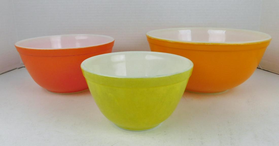 ASSORTED PYREX BOWLS: A LOT OF THREE ASSORTED PYREX BOWLS. MEASURES FROM 5.5 TO 8.5" DIAMETER AND 3.5 TO 4"H.