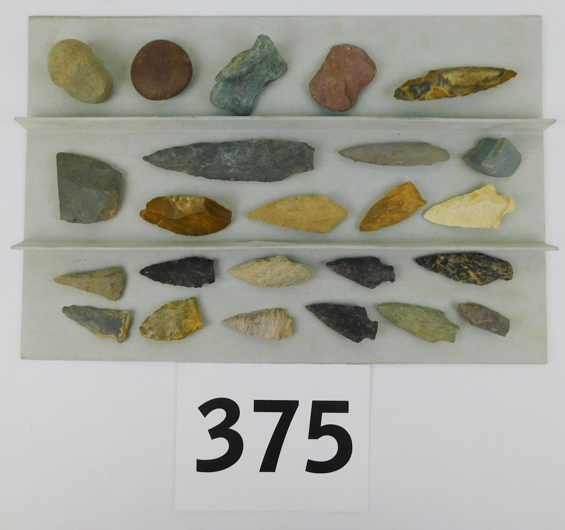 NATIVE AMERICAN ARROWHEADS AND SPEAR HEADS: A LOT OF TOTAL 24 PIECES OF NATIVE AMERICAN ARROWHEADS, FRAGMENTS, AND MORE. LARGEST MEASURES 5" AND SMALLEST MEASURES 1.5 "L. PLEASE SEE PHOTOGRAPHS
