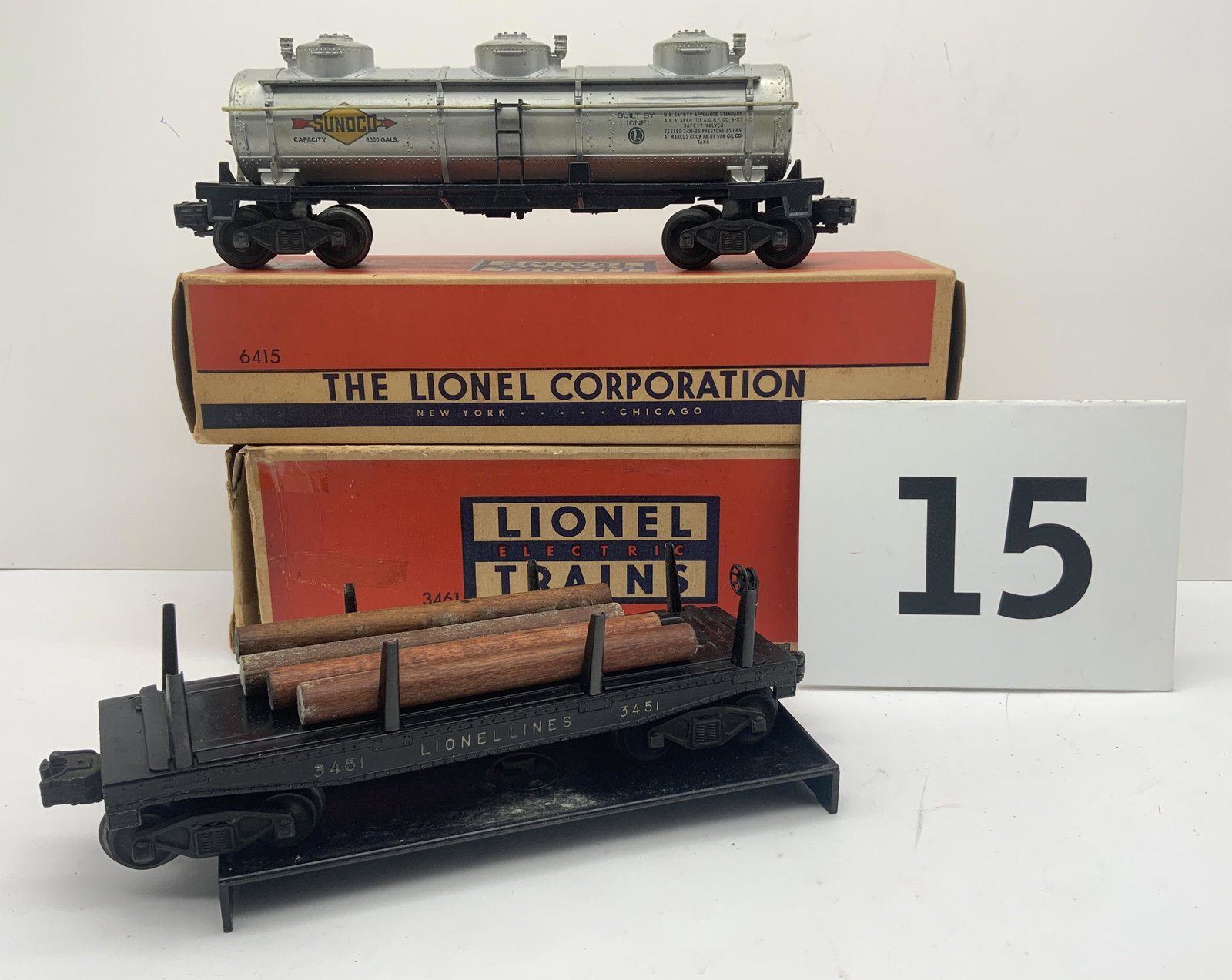 LIONEL 3461 AUTOMATIC LUMBER CAR AND 6415 SUNOCO TANK CAR WITH BOXES.: LIONEL 3461 AUTOMATIC LUMBER CAR WITH LOG LOADER AND 6415 SUNOCO TANK CAR WITH BOXES.