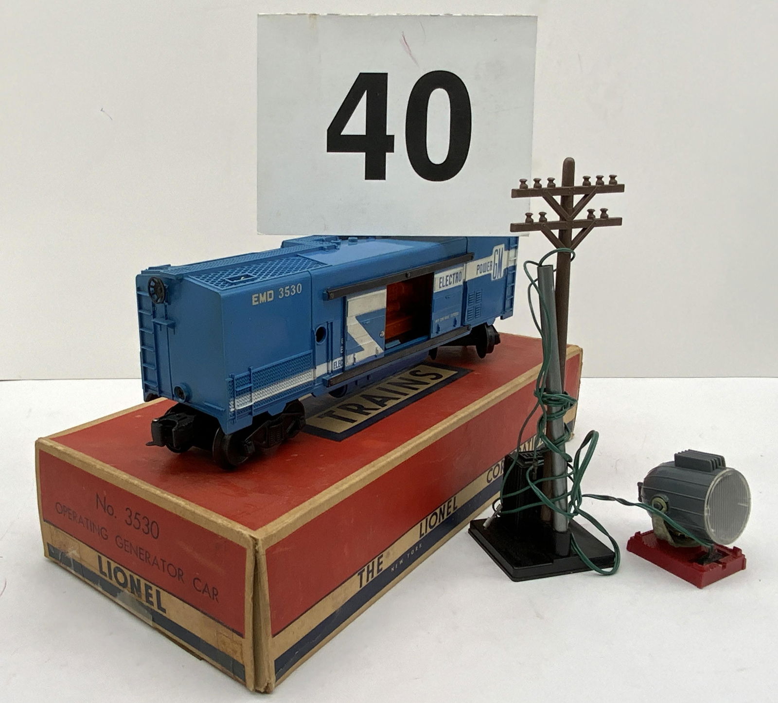 LIONEL 3530 OPERATING GENERATOR CAR WITH ACCESSORIES AND BOX. (1 of 3)