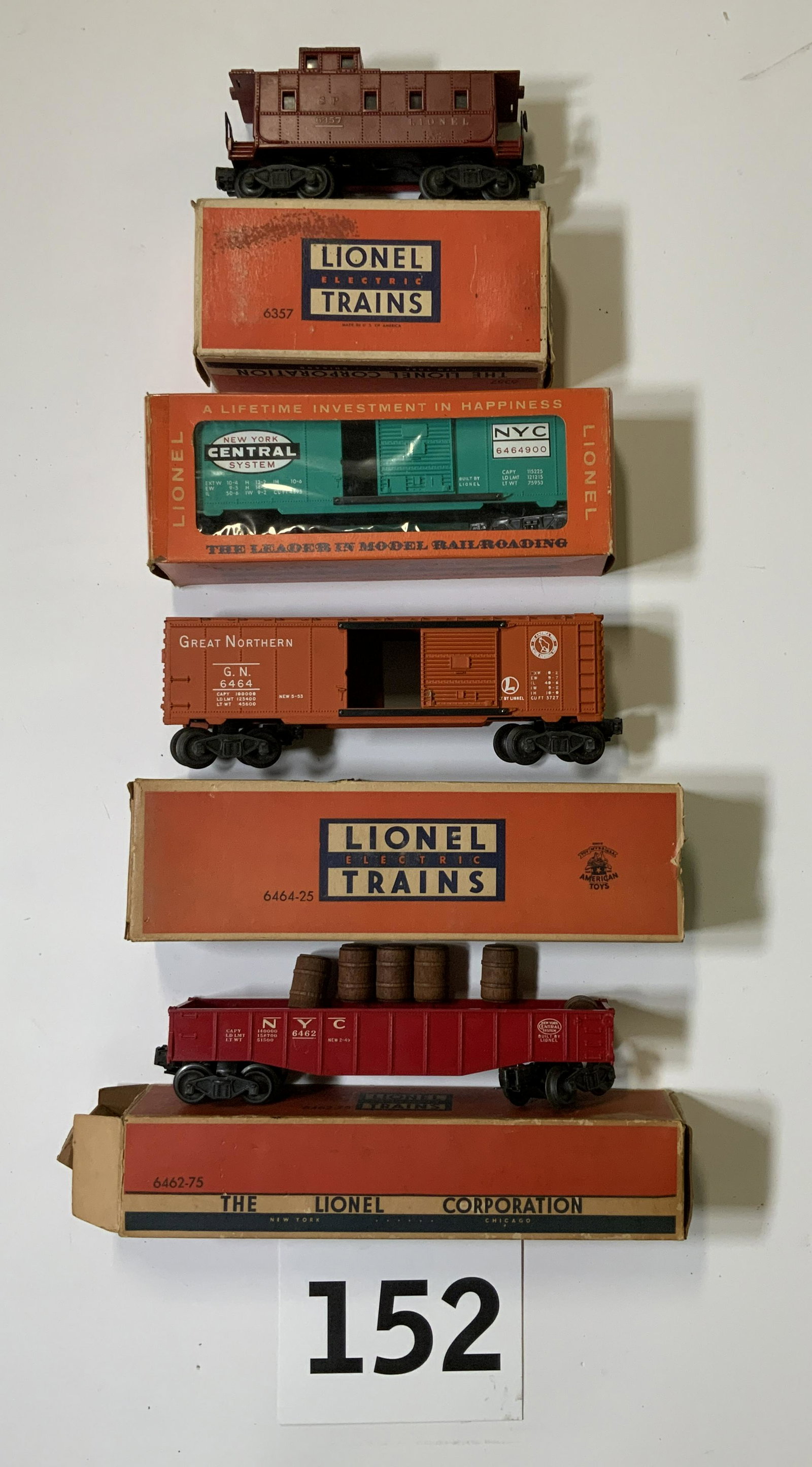 FOUR PIECE LIONEL TRAIN CAR SET. (1 of 4)