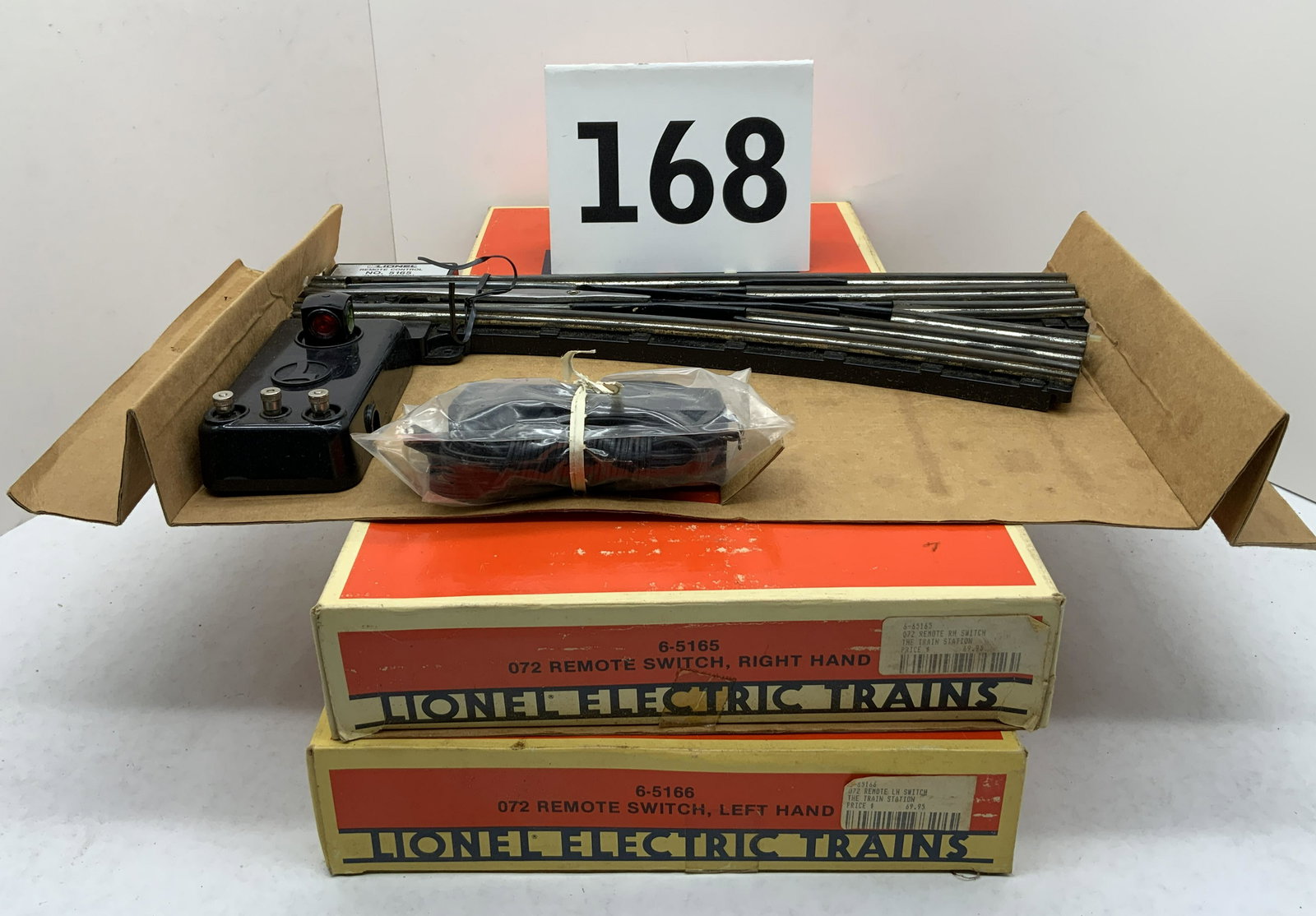 LIONEL LEFT HAND AND RIGHT HAND REMOTE SWITCHES IN PACKAGE. (1 of 2)