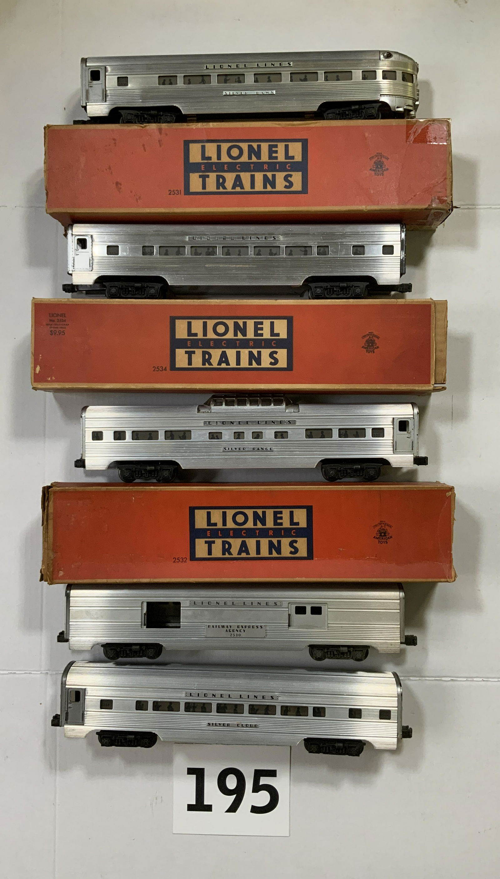 LIONEL 5 PIECE TRAIN CAR SET WITH THREE BOXES. (1 of 5)
