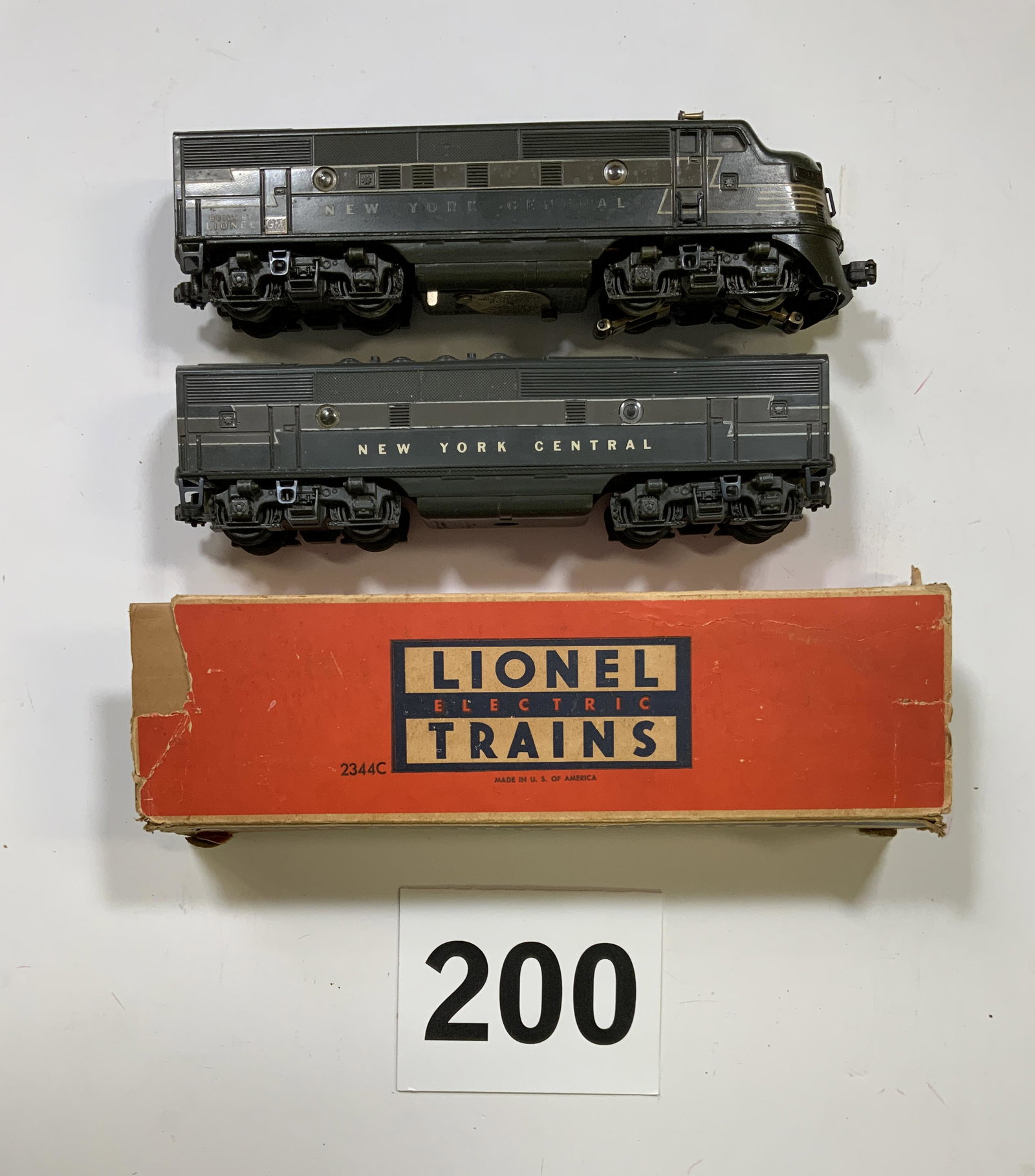 LIONEL 2344 DIESEL WITH 2344C B UNIT WITH BOX. (1 of 8)