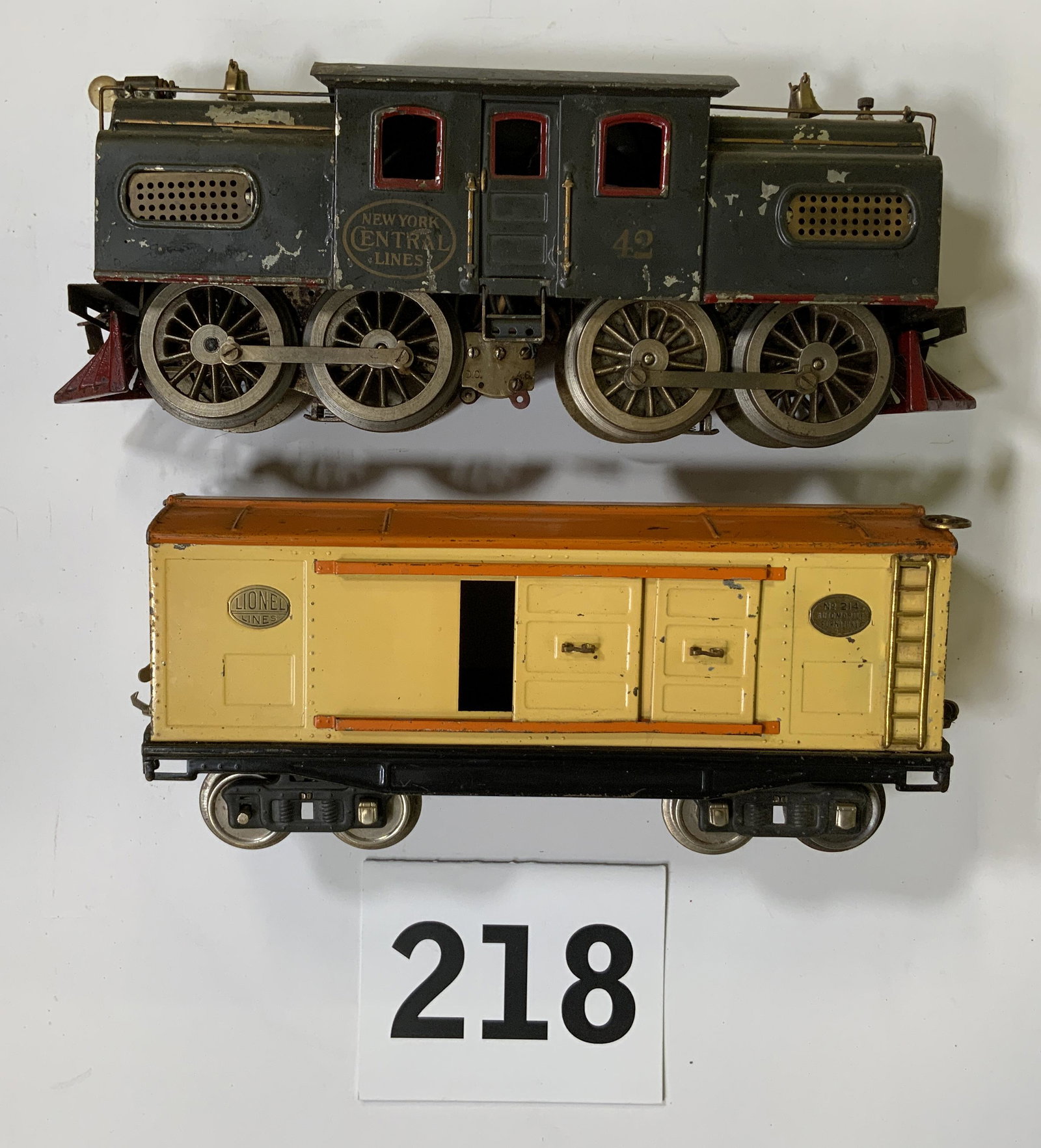 LIONEL NO 42 ELECTRIC LOCOMOTIVE AND 214 AUTOMOBILE FURNITURE BOX CAR. (1 of 7)