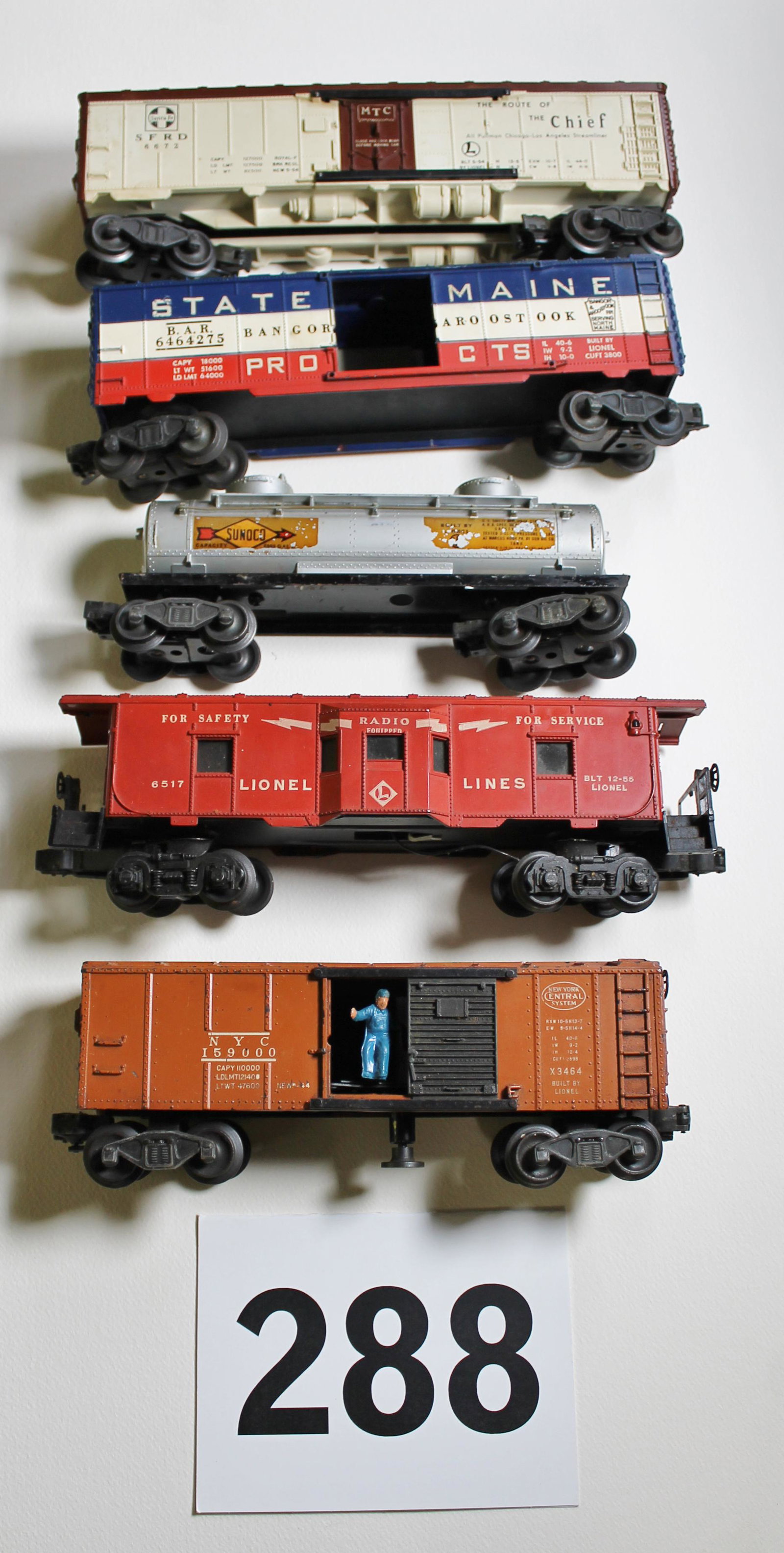 LOT OF FIVE ASSORTED LIONEL TRAIN CARS, SEE DESCRIPTION. (1 of 5)