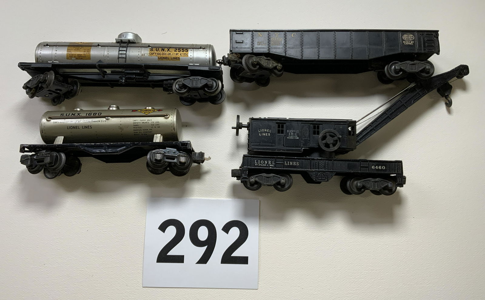 FOUR PIECE LIONEL TRAIN CARS LOT. SEE DESCRIPTION. (1 of 6)