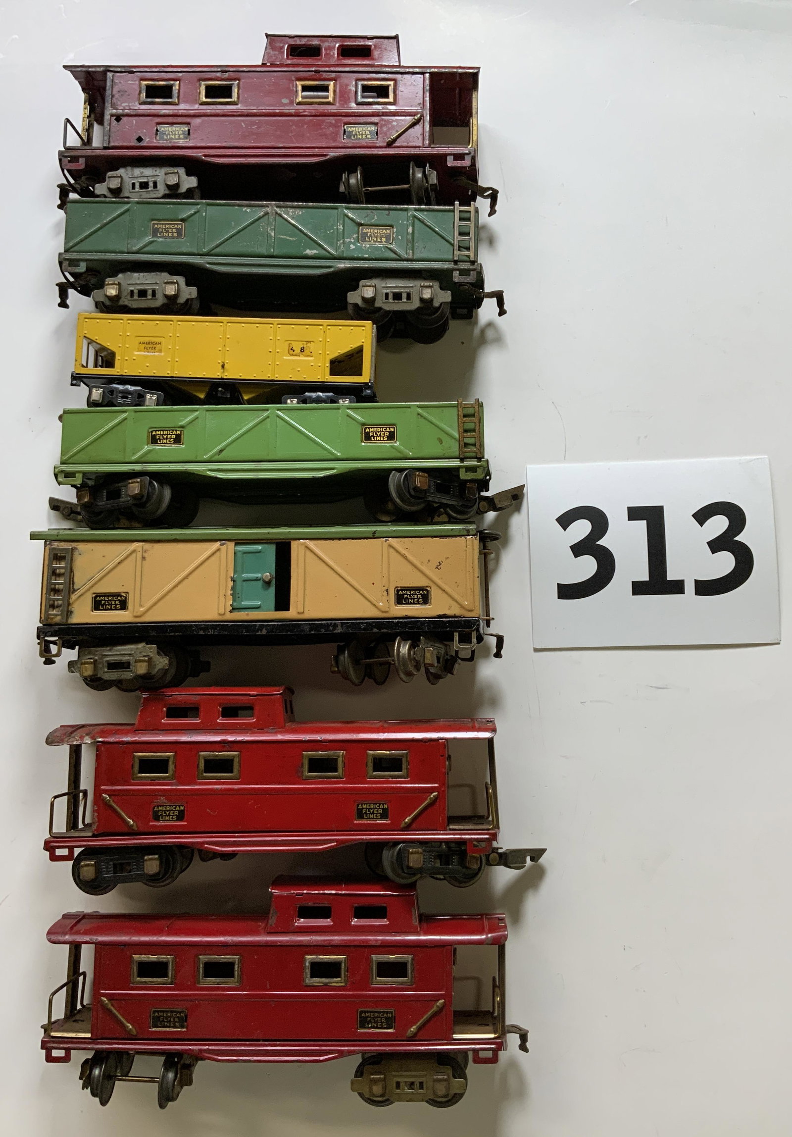 7 PC PRE WAR AMERICAN FLYER TRAIN CARS. (1 of 6)