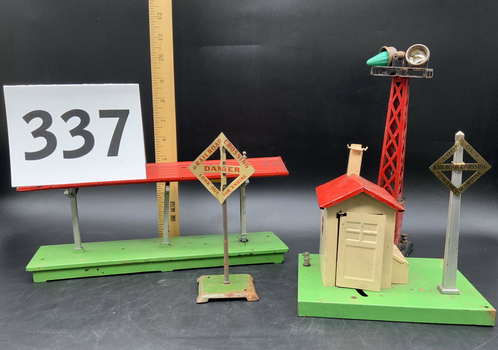 LIONEL PLATFORM, SIGNS, AND AUTOMATIC GATEMAN. (1 of 4)