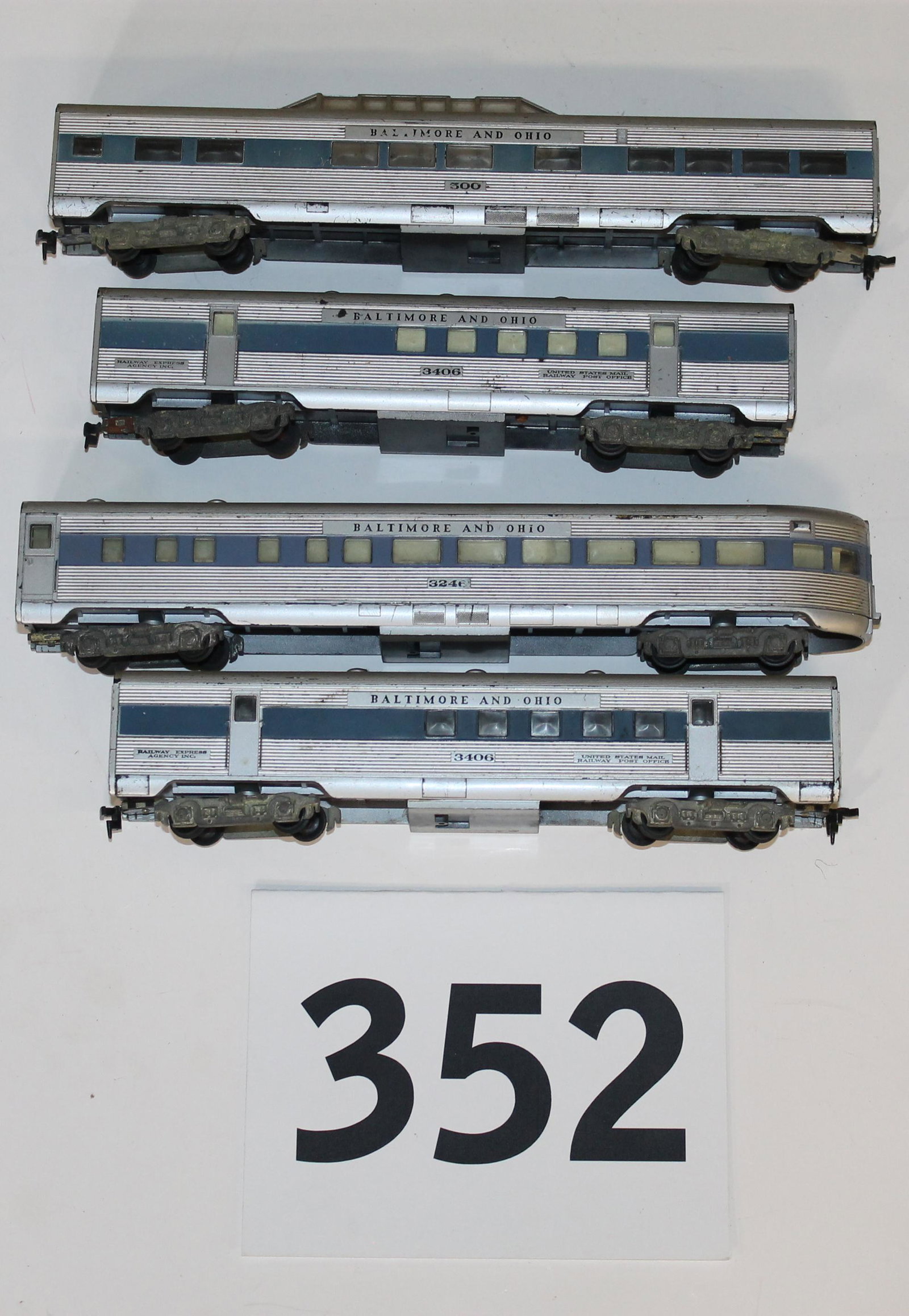HO SCALE BALTIMORE AND OHIO 4 PC TRAIN CAR SET AS SHOWN. (1 of 4)