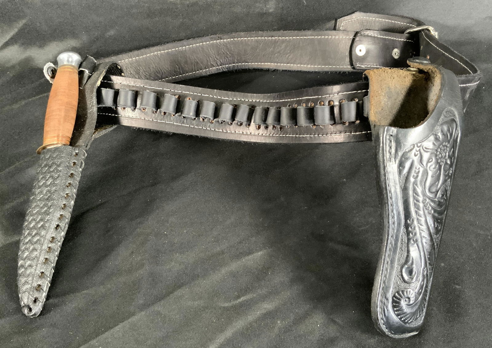 LEATHER HOLSTER MARKED 4224 WITH BULLET BELT, BUFFALO BILL BOWIE KNIFE, AND KNIFE SHEATH: LEATHER HOLSTER MARKED 4224 WITH BULLET BELT, BUFFALO BILL BOWIE KNIFE, AND KNIFE SHEATH