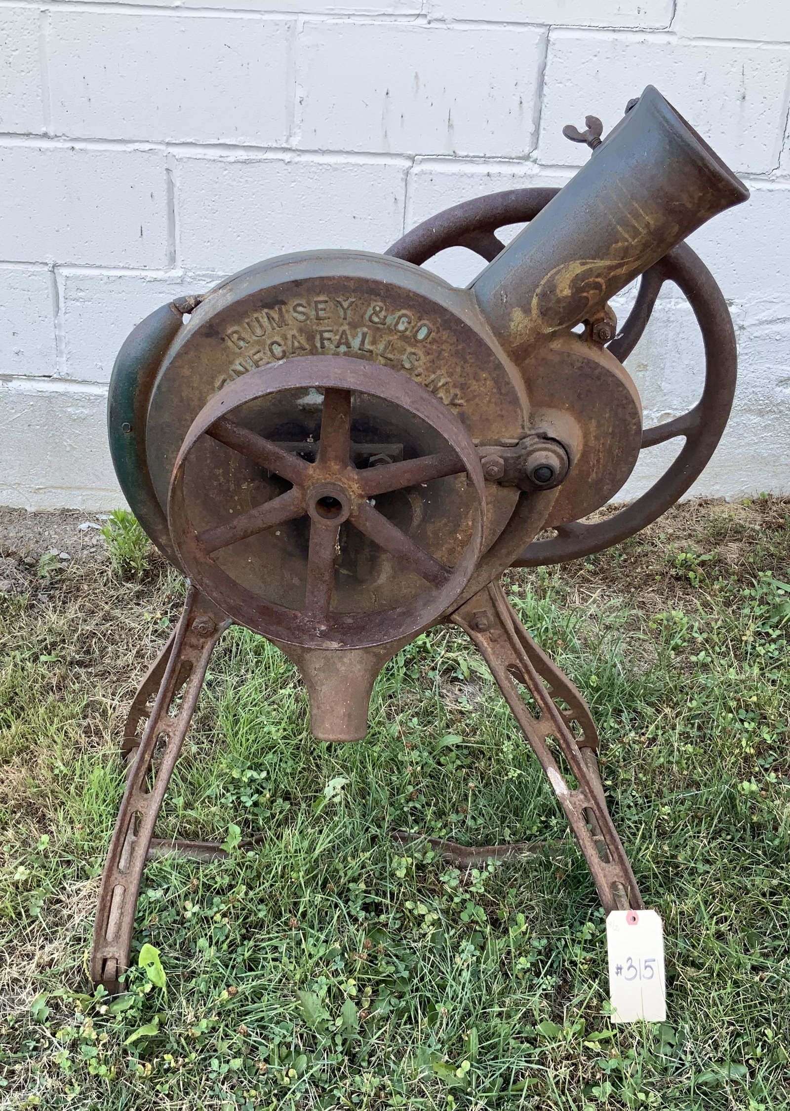 RUMSEY AND CO BELT DRIVEN CORN SHELLER. (1 of 3)
