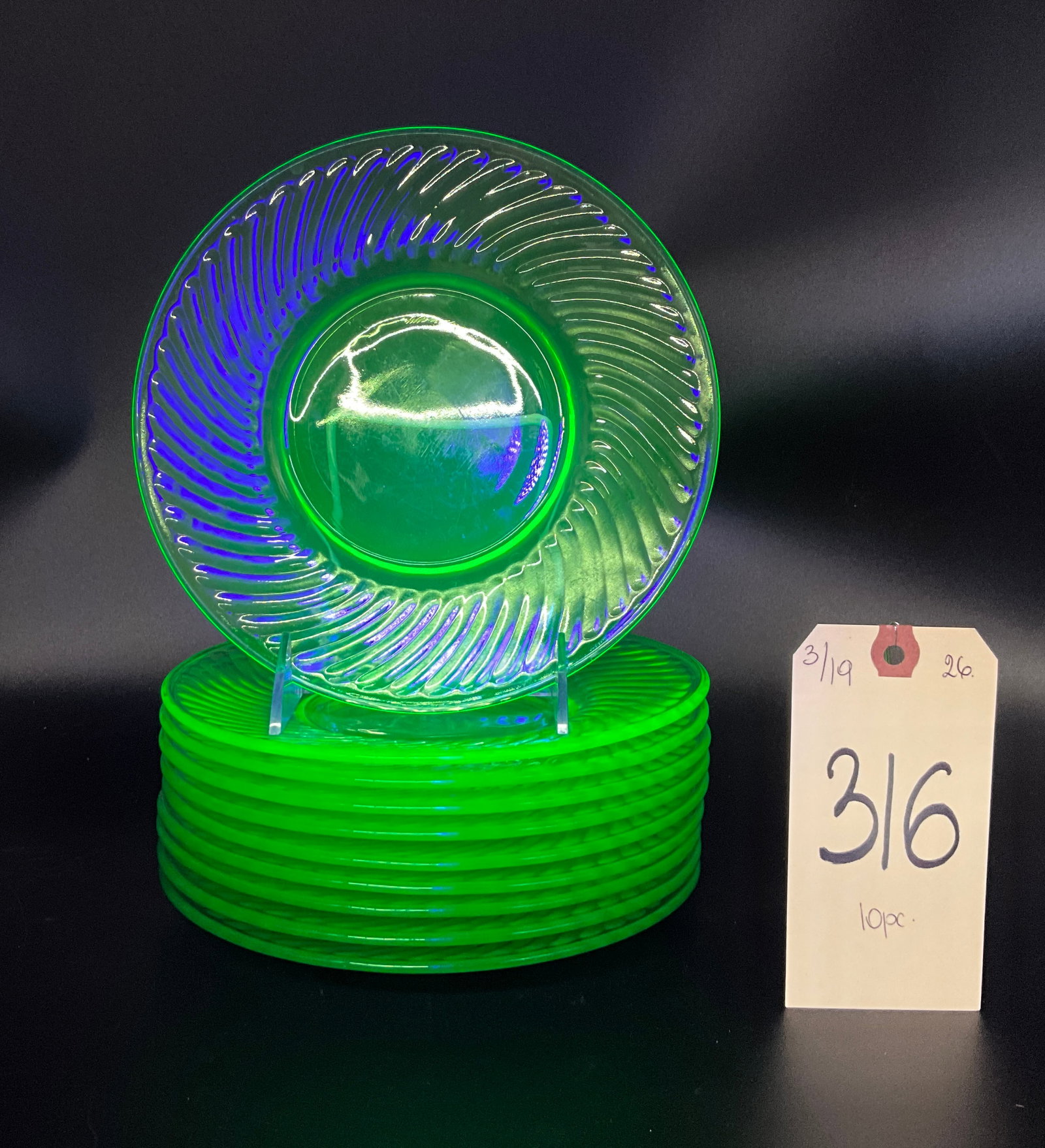 10 PC GREEN URANIUM GLASS 8" DIAMETER SWIRL PLATES. (1 of 2)