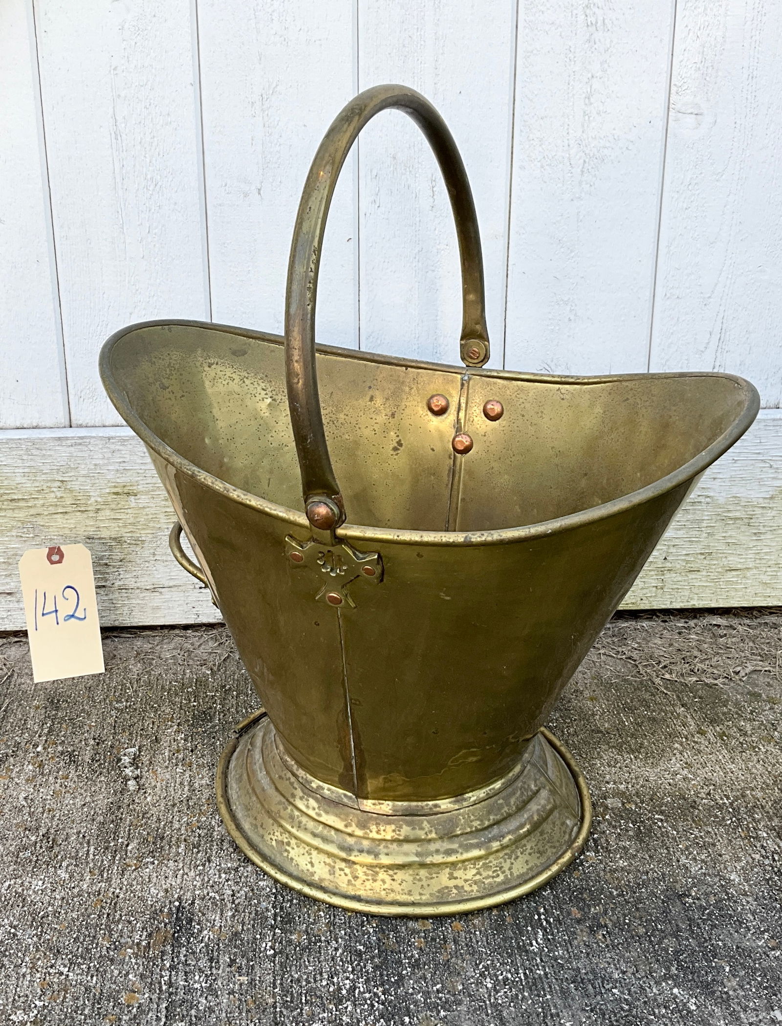 VINTAGE BRASS COAL SKUTTLE. (1 of 4)