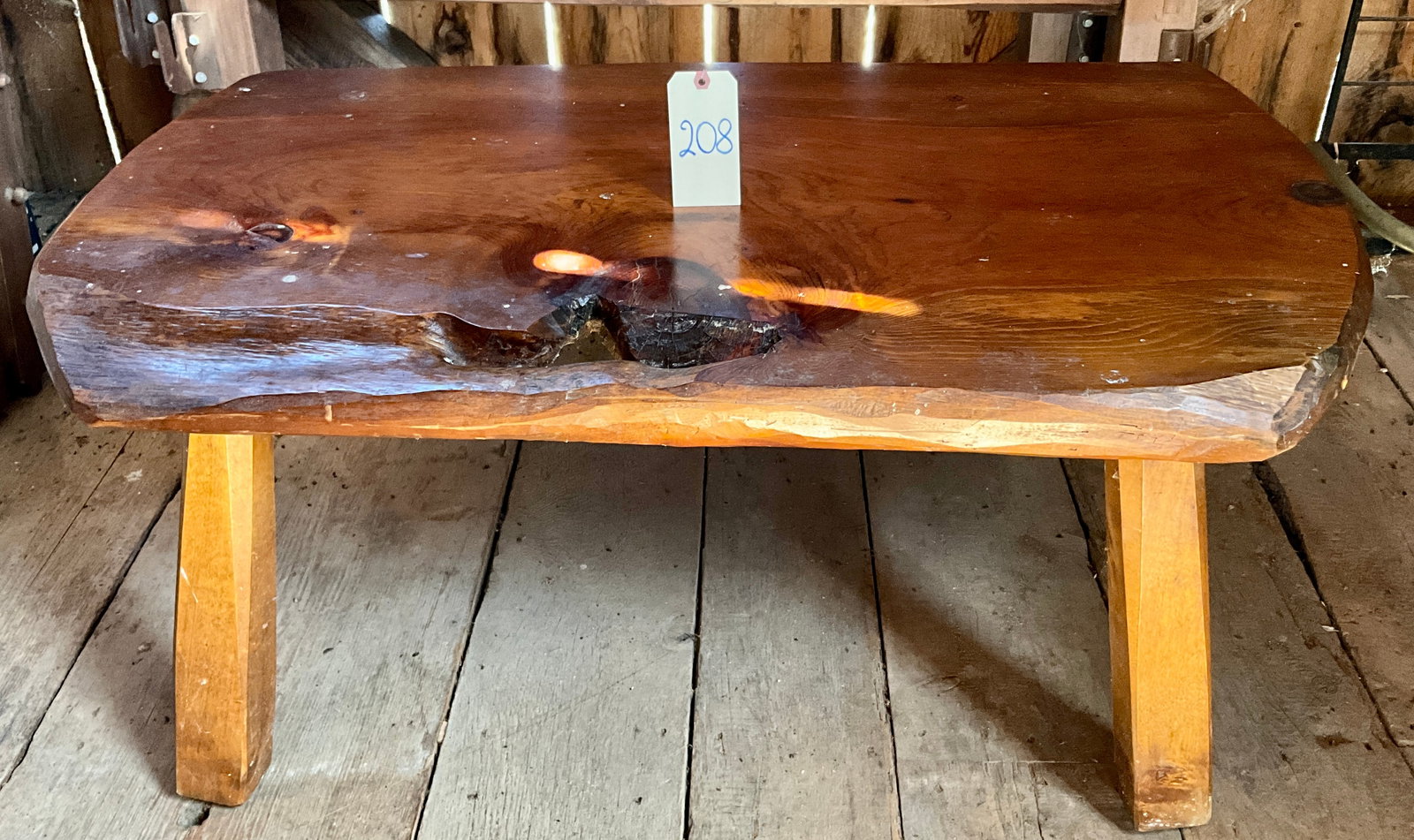 RUSTIC WOODEN COFFEE TABLE. (1 of 4)