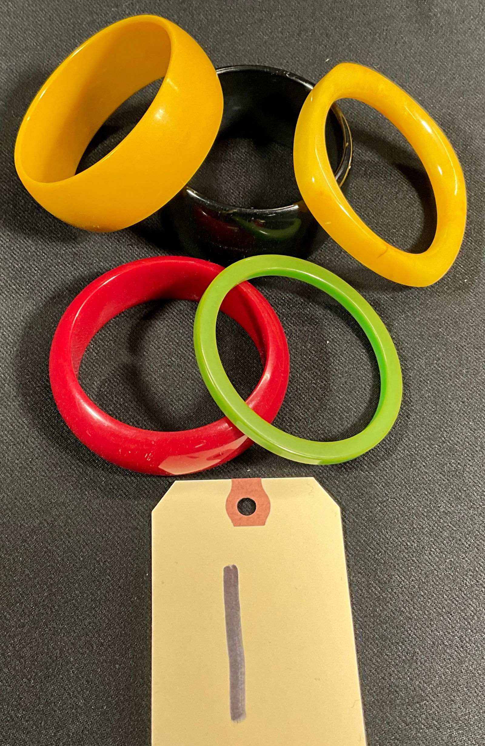 5 PC VINTAGE BAKELITE BRACELETS. (1 of 2)