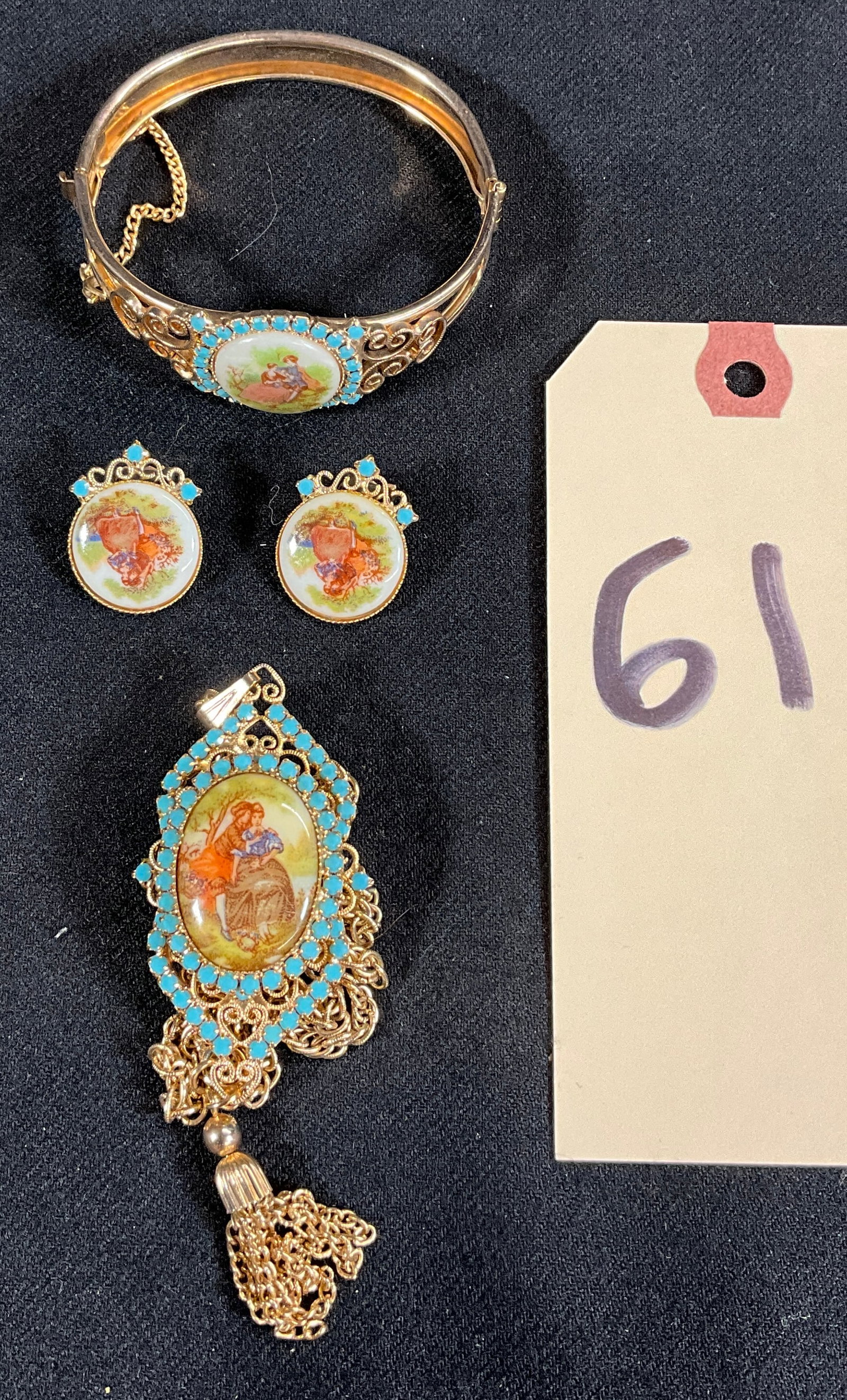 VICTORIAN CAMEO NECKLACE, EARRINGS, AND BRACELET SET.: VICTORIAN CAMEO NECKLACE, EARRINGS, AND BRACELET SET. Condition All property is sold in "as is" condition and all sales are final. Teel Auctions and its consignor make no representations or warranties