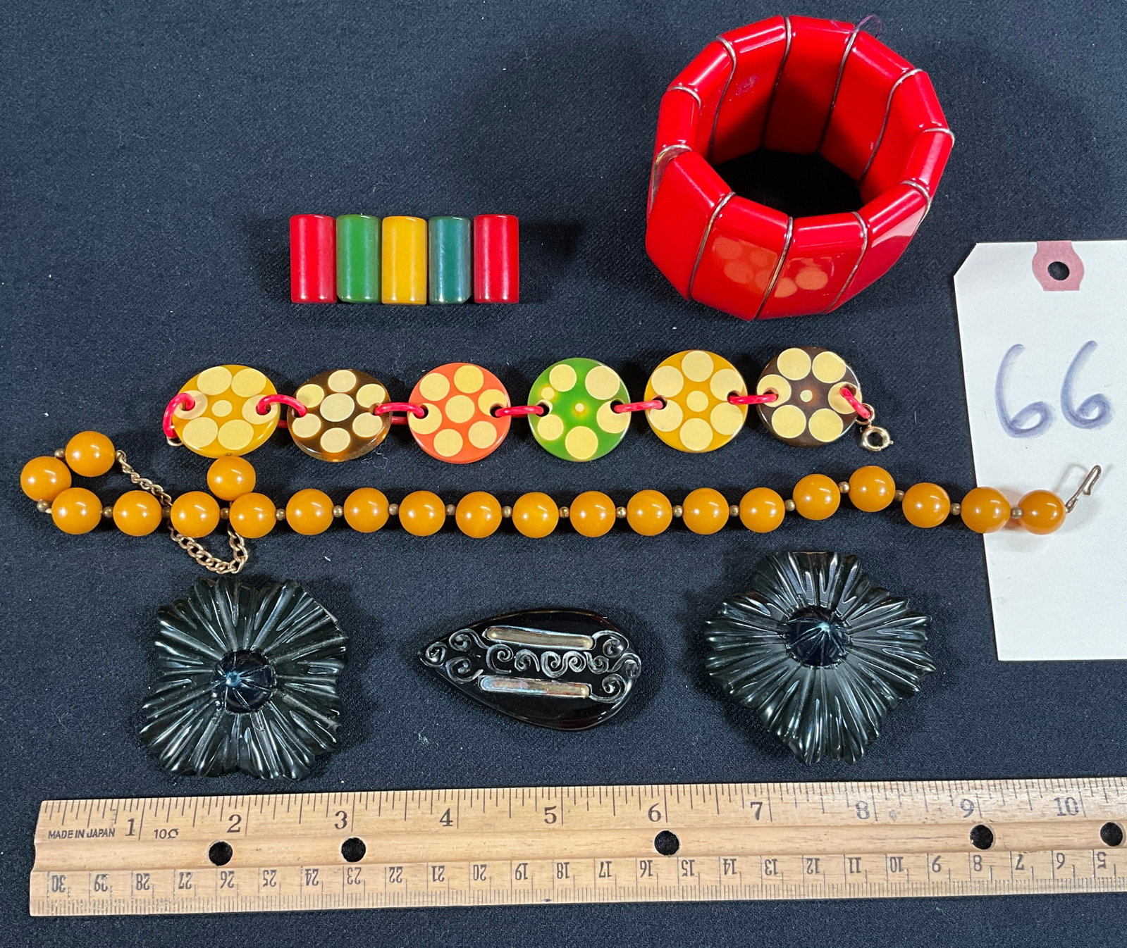 ASSORTED BAKELITE JEWELRY LOT.: ASSORTED BAKELITE JEWELRY LOT. Condition All property is sold in "as is" condition and all sales are final. Teel Auctions and its consignor make no representations or warranties, express or implied, w