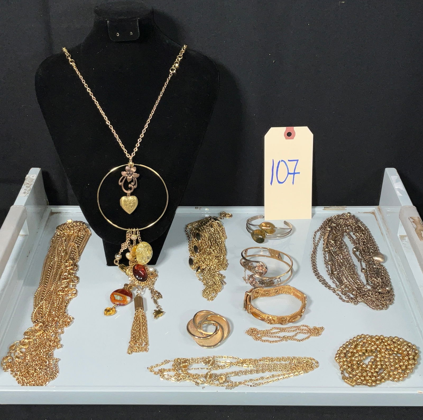 LARGE LOT OF ASSORTED GOLD COLORED NECKLACES, BRACELETS, AND MORE. (1 of 8)
