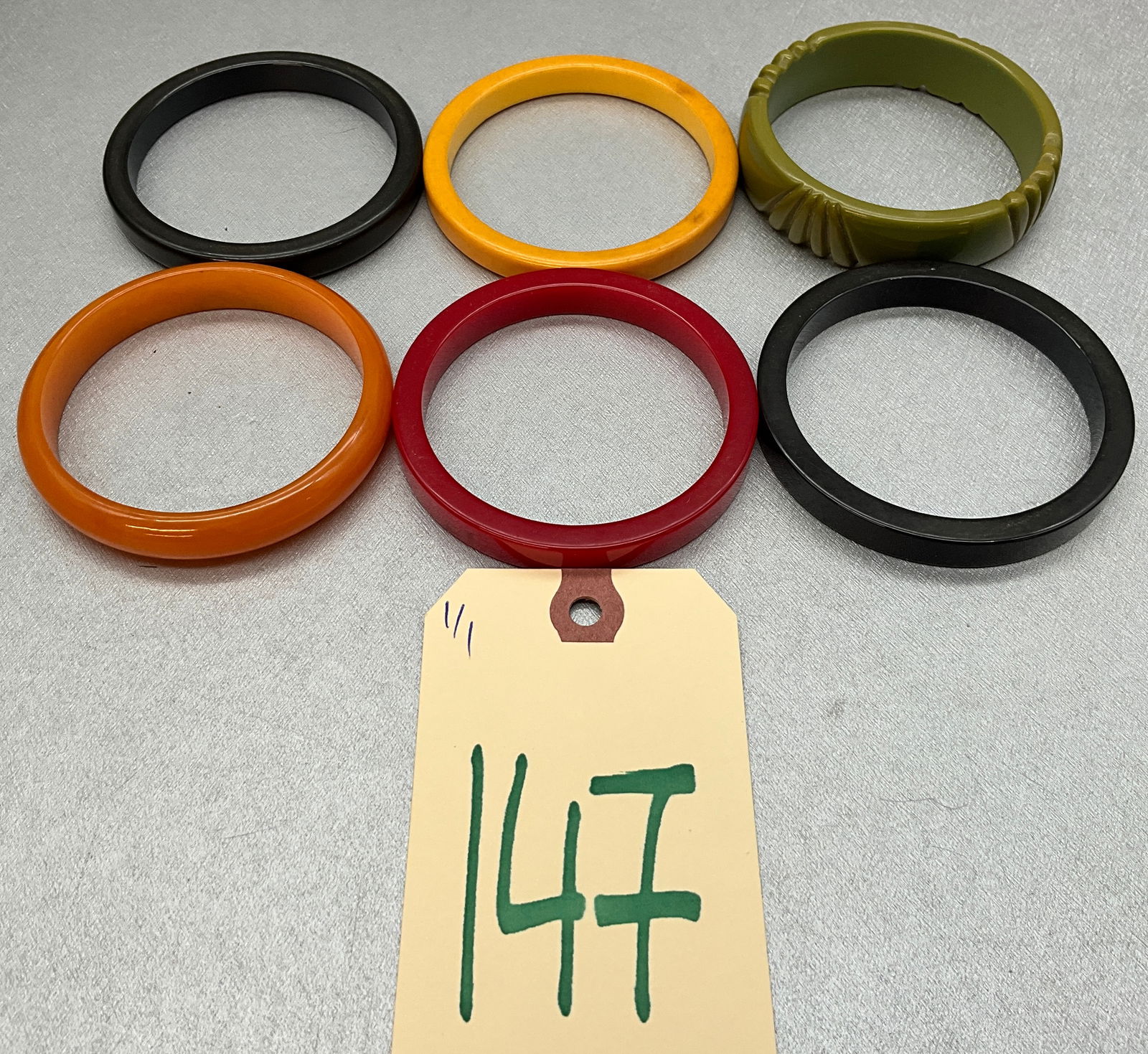 6 PC BAKELITE HOOP BRACELETS LOT. (1 of 3)