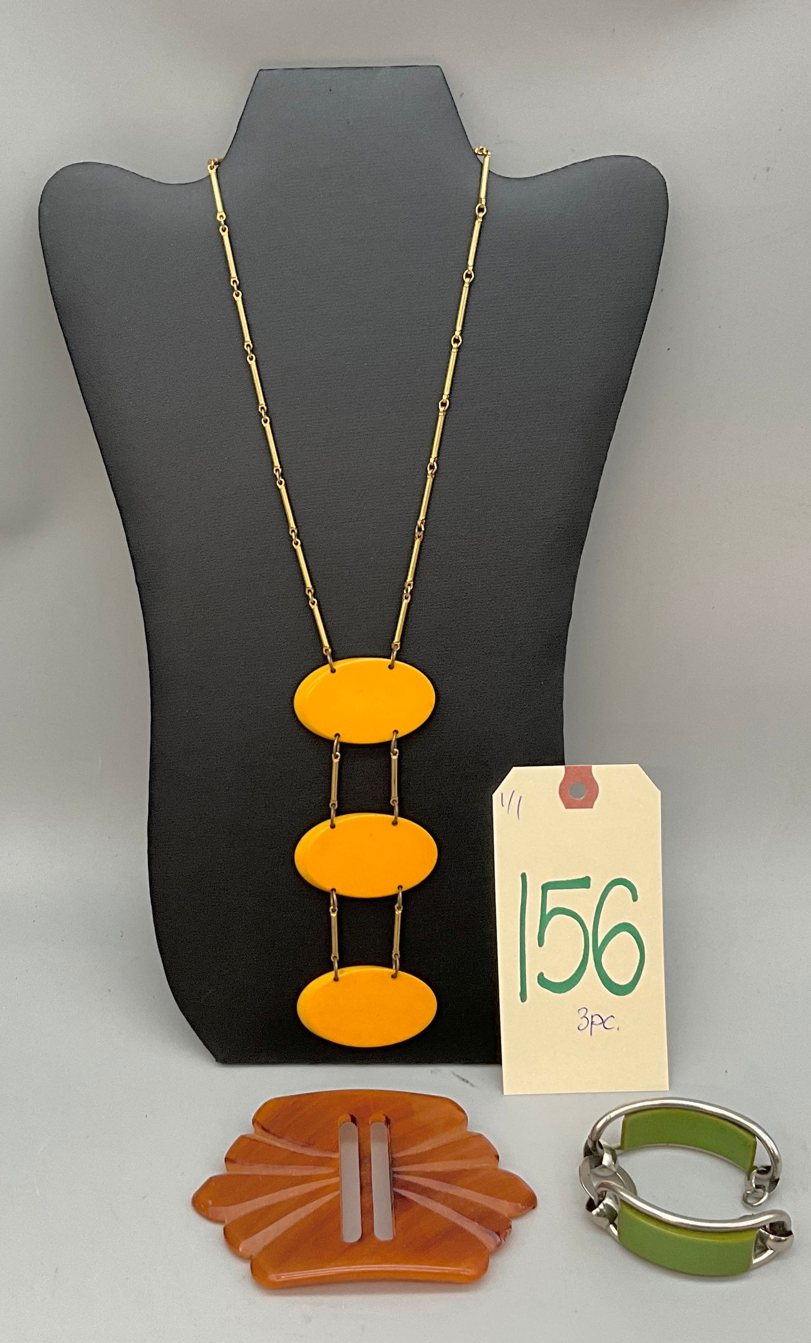 3 PC VINTAGE BAKELITE NECKLACE, BRACELET, AND BELT BUCKLE. (1 of 7)