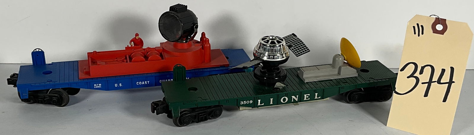 2 PC LIONEL 3509 SATALITE AND 16734 US COAST GUARD SEARCHLIGHT CAR. (1 of 3)