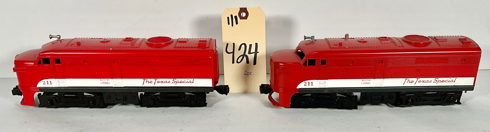 2 PC LIONEL 211 TEXAS SPECIAL DIESEL ENGINES. ONE POWERED AND ONE DUMMY. (1 of 5)