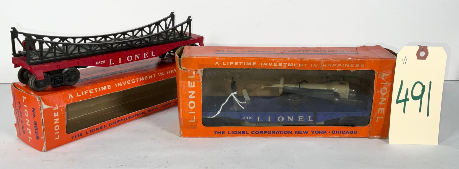 2 PC LIONEL 6825 FLAT CAR WITH TRESTLE BRIDGE AND 3419 OPERATING HELICOPTER CAR.: 2 PC LIONEL 6825 FLAT CAR WITH TRESTLE BRIDGE AND 3419 OPERATING HELICOPTER CAR. Condition All property is sold in "as is" condition and all sales are final. Teel Auctions and its consignor make no re