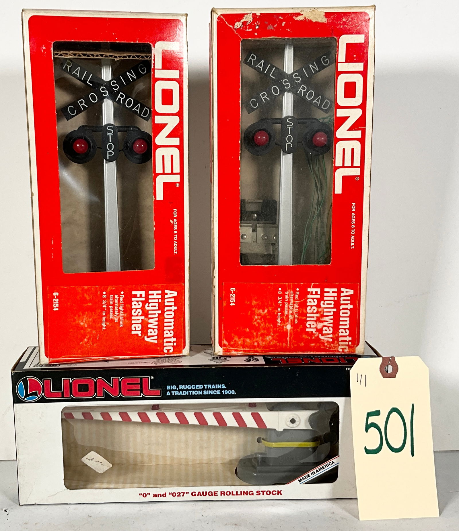 3 PC LIONEL HIGHWAY FLASHERS AND CROSSING GATE WITH BOXES. (1 of 2)