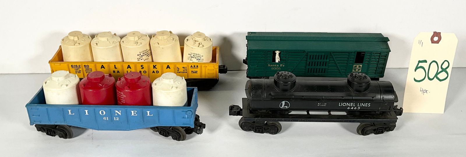 4 PC LIONEL GONDOLA CARS, TANK CAR, AND BOX CAR. (1 of 5)