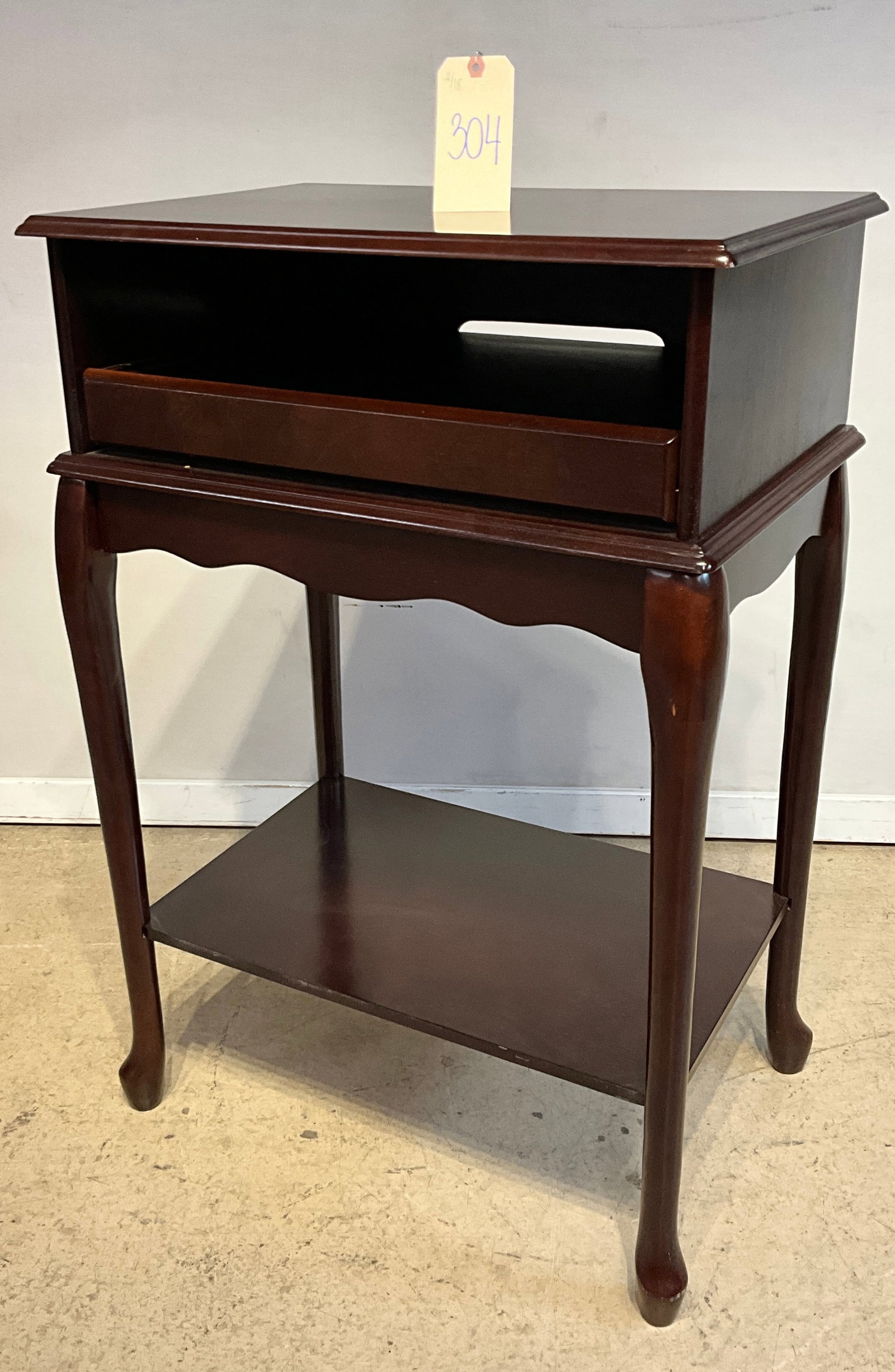 Queen Anne style mahogany serving stand.: Queen Anne style mahogany serving stand. Measures 24"W x 16"D x 35"H.