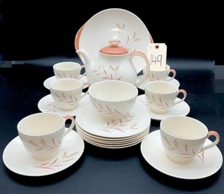 ROYAL DOULTON SERVICE FOR 6 MEADOW GLOW PATTERN CHINA SET.