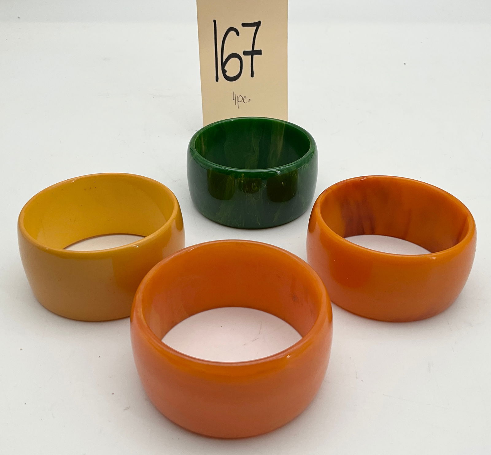 4 PC VINTAGE BAKELITE CUFF BRACELETS.: 4 PC VINTAGE BAKELITE CUFF BRACELETS. MEASURES 1.5"W.