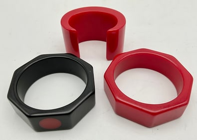 3 PC RED AND BLACK VINTAGE BAKELITE BRACELETS.