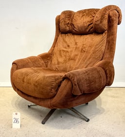 MID CENTURY UPHOLSTERED ROLL ARM SWIVEL LOUNGE CHAIR.